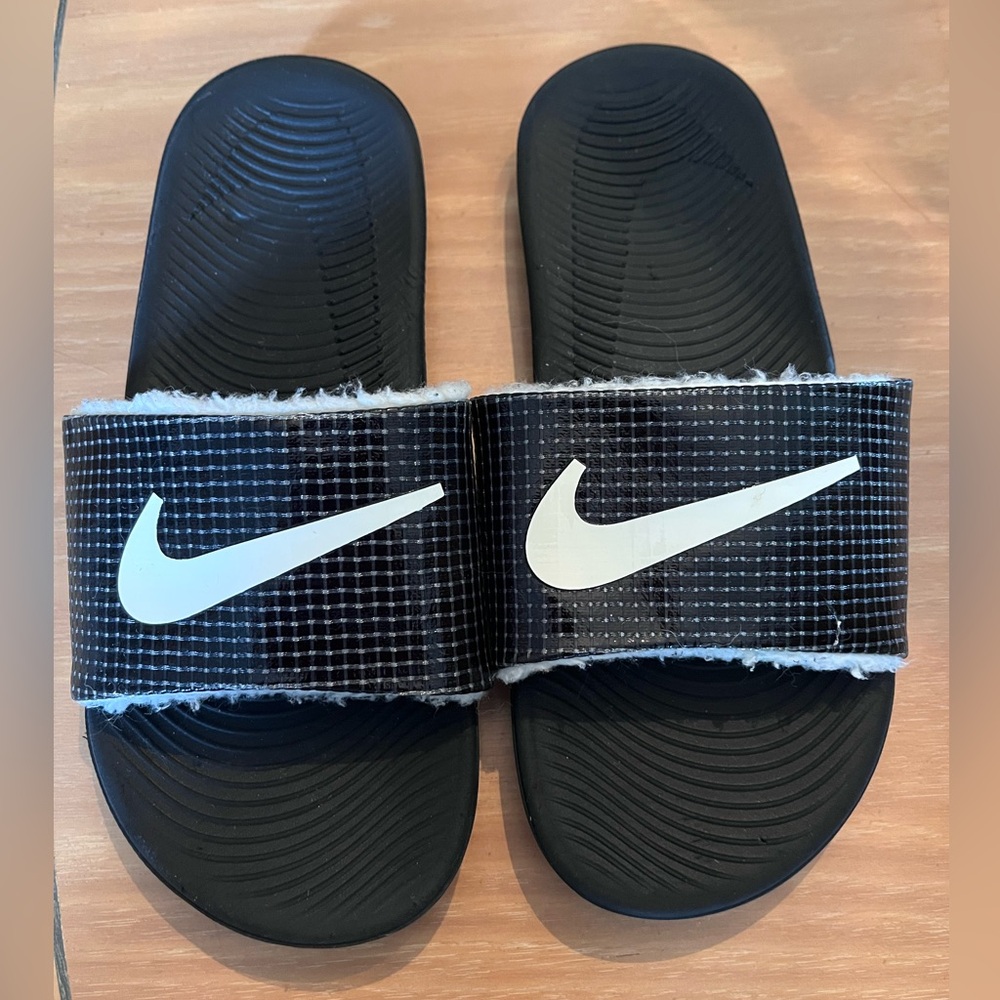 Nike Sherpa lined slides Kids 3Y